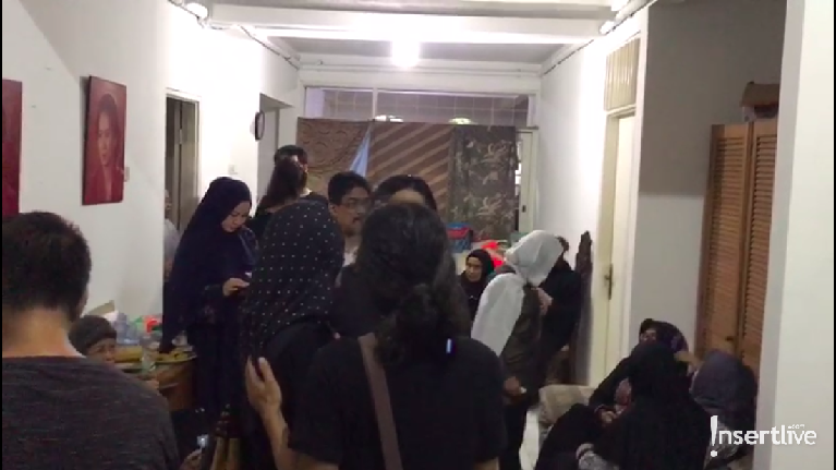 Potret Suasana Rumah Duka Ria Irawan Ria Irawan meninggal dunia pada Senin (6/1) pagi. Jenazah sudah berada di rumah duka di Jalan Anggrek Lestari Blok N Nomor 11, Lebak Bulus, Jakarta Selatan.