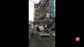 VIDEO: Gedung Roboh, Petugas Sisir Korban Terjebak