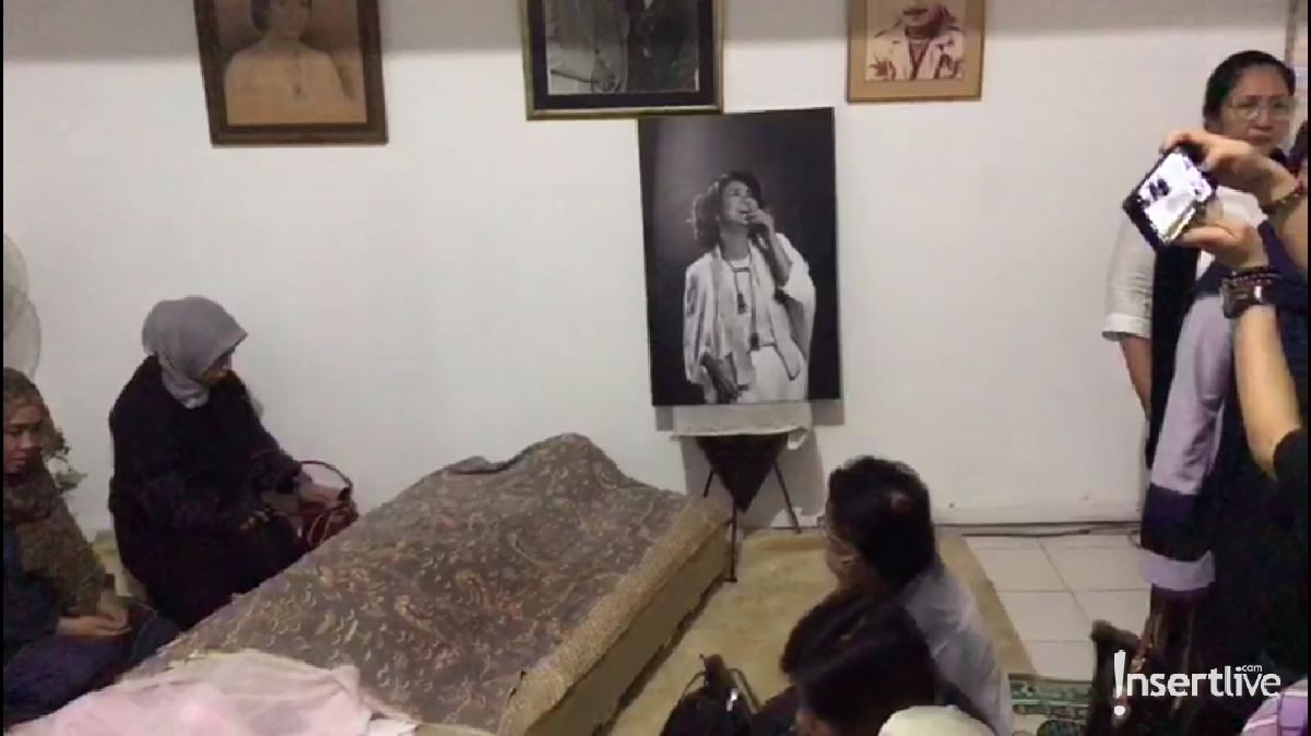 Ria Irawan meninggal dunia pada Senin &lpar;6&sol;1&rpar; pagi&period; Jenazah sudah berada di rumah duka di Jalan Anggrek Lestari Blok N Nomor 11&comma; Lebak Bulus&comma; Jakarta Selatan&period;