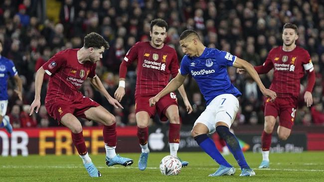 Everton's Richarlison, right, tries to dribble past Liverpool's Neco Williams during the English FA Cup third round soccer match between Liverpool and Everton at Anfield stadium in Liverpool, England, Sunday, Jan. 5, 2020. (AP Photo/Jon Super)