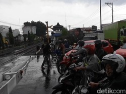 Begini Macetnya Lalin di Palang Joglo Saat KA Bandara Solo Melintas