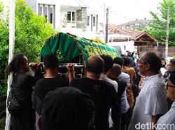 Prosesi Pemakaman Ria Irawan yang Penuh Haru