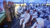FOTO: Tak Gentar Hadapi Banjir di Hari Pertama Sekolah Di tengah upaya warga Jabodetabek menuju kondisi normal pasca-banjir besar, pada Senin (6/1) ini siswa-siswa menjalani hari pertama kembali bersekolah.