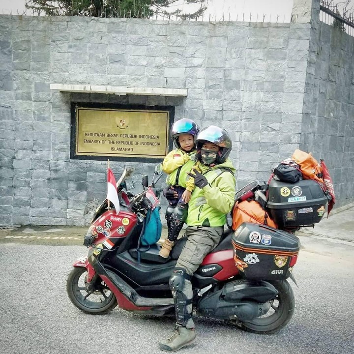 Lilik Gunawan mengajak putranya, Balda yang berusia 4 tahun ke Mekkah dari Jambi naik motor untuk bertemu istrinya, Mardiani Gunawan. (Foto: Instagram @jejakpalmarjambi)