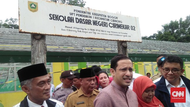 Kebijakan Nadiem Makarim mewajibkan semua sekolah dibuka setelah vaksinasi Covid-19 guru dinilai berisiko tinggi. Dana BOS tak cukup membiayai prokes.