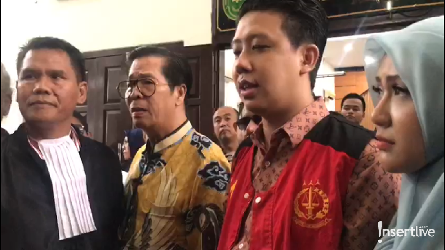 Anton Medan menangis saat menghadiri sidang lanjutan kasus ikan asin yang menimpa Pablo Benua.