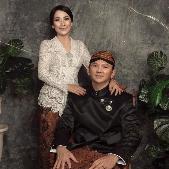 <p>Penampilan Puput sempat bikin pangling saat foto pernikahannya dengan sang suami beredar. Puput tampil cantik dengan pakaian adat Jawa. (Foto: Instagram @fdphotography90)</p>