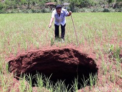 Sebuah Lubang Menganga Muncul di Ladang Warga Gunungkidul