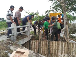 Intensitas Hujan Tinggi, Tanggul Sungai di Lamongan Jebol dan Sliding