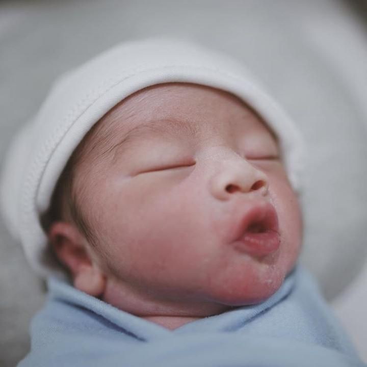 <p>Anak laki-laki mereka diberi nama Zayn Sadavir Ezhilan Ismail. Berbalut kain bedong biru muda, Zayn nampak menggemaskan ya, Bun. (Foto: Instagram @syahnazs)</p>