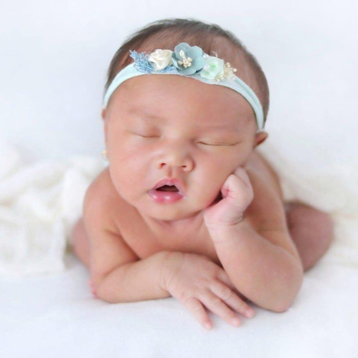 Baru diekspos&comma; begini potret menggemaskan putri Younglex dan sang istri&comma; Eriska&period;