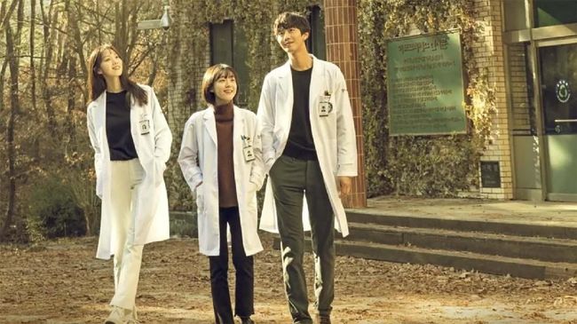 Pada Februari 2020, beberapa drama Korea seperti Crash Landing On You dan Dr. Romantic 2 berhasil mempertahan titel drama terbaik sejak Januari 2020.