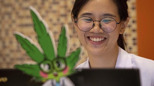 FOTO : Antrean Pengobatan Ganja di Bangkok