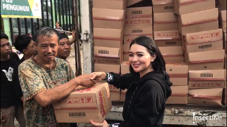 Wika Salim memberikan bantuan berupa 500 dus mie instan kepada korban banjir di kawasan Kalibata, Jakarta Selatan.