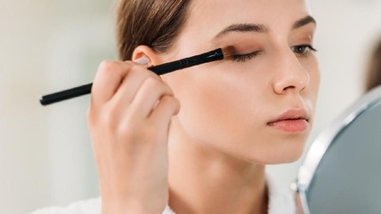10 Eyeshadow yang Bagus dan Tahan Lama, Terbaik untuk Segala Jenis Kulit