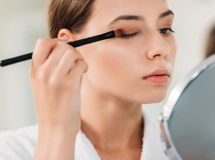 10 Eyeshadow yang Bagus dan Tahan Lama, Terbaik untuk Segala Jenis Kulit