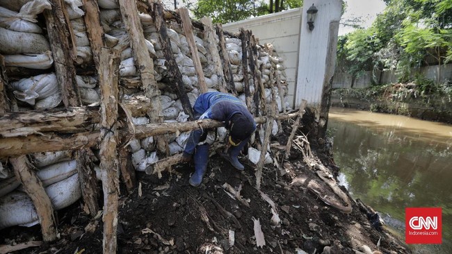 Dinas PU Tangsel menyiagakan ratusan karung pasir untuk mencegah tanggul sungai jebol.
