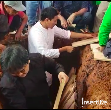 Kuburkan Sang Ibunda, Tangis Vino G. Bastian Pecah selama Pemakaman