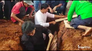 Kuburkan Sang Ibunda, Tangis Vino G. Bastian Pecah selama Pemakaman