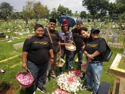 Rayakan 27 Tahun Si Doel, Para Pemain Ziarah ke Makam Benyamin