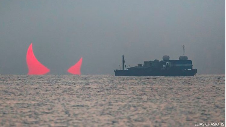 Pemandangan unik yang dikira hoaks tertangkap kamera beberapa waktu lalu. Foto matahari yang berbentuk seperti tanduk setan diabadikan seorang fotografer.