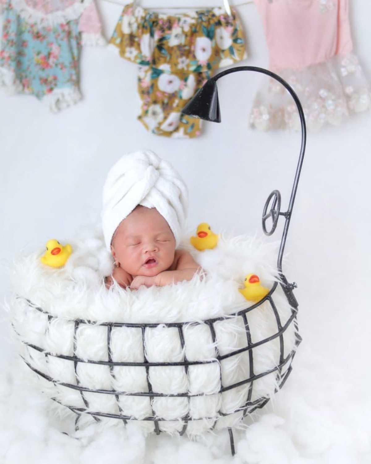 Baru diekspos&comma; begini potret menggemaskan putri Younglex dan sang istri&comma; Eriska&period;