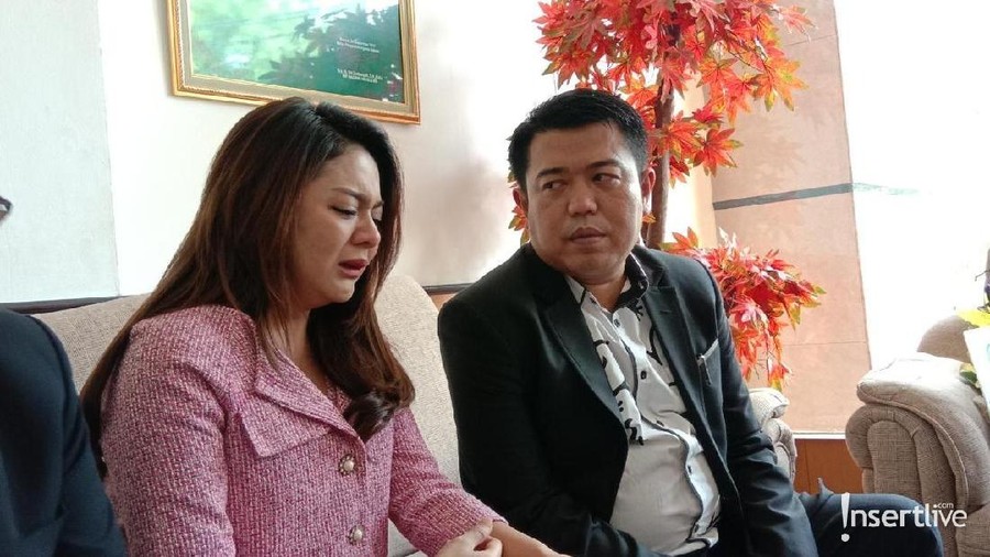 Usai menjalani proses mediasi, Jenita Janet menangis sesenggukan saat mencurahkan isi hatinya tentang perceraiannya dengan suaminya, Alief Hedy Nurmaulid.