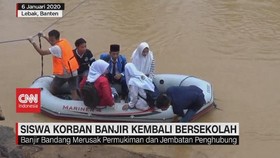 VIDEO: Siswa Korban Banjir Pergi Sekolah dengan Perahu Karet