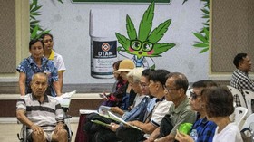 FOTO : Antrean Pengobatan Ganja di Bangkok