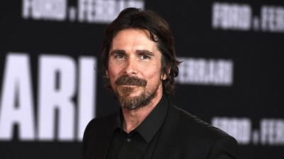 Christian Bale Kewalahan Hadapi Chris Rock kala Syuting Amsterdam