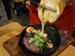 Dingin-dingin Enaknya Makan Ramen Keju yang Mulur Gurih di Sini