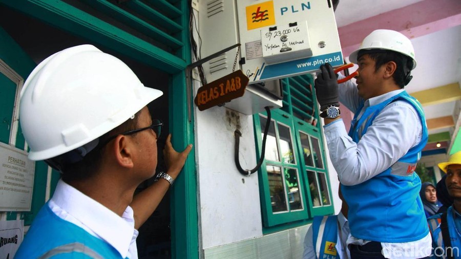 PLN Cek Meteran Listrik di Cengkareng Usai Banjir Sebelumnya PLN juga telah menyalurkan bantuan di beberapa lokasi seperti di wilayah Cengkareng, Cempaka Putih, Pondok Gede, Tangerang Selatan dan Bekasi. Hingga 7 Januari 2020, total bantuan yang telah disalurkan PLN untuk korban banjir di Jabodetabek dan Banten senilai Rp 904 juta.