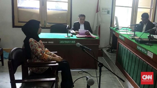 Seorang wanita di Medan menjalani persidangan setelah dijerat UU ITE dengan dakwaan pencemaran nama baik lantaran menagih utang di Instagram.