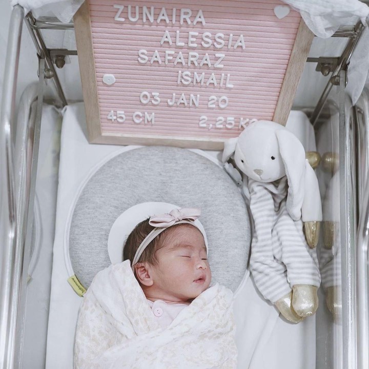 <p>Zunaira lahir dengan berat 2,25 kg dan panjang 45 cm. Zunaira sangat manis ya, Bun dengan pita merah muda di kepalanya. (Foto: Instagram @ritchieismail)</p>