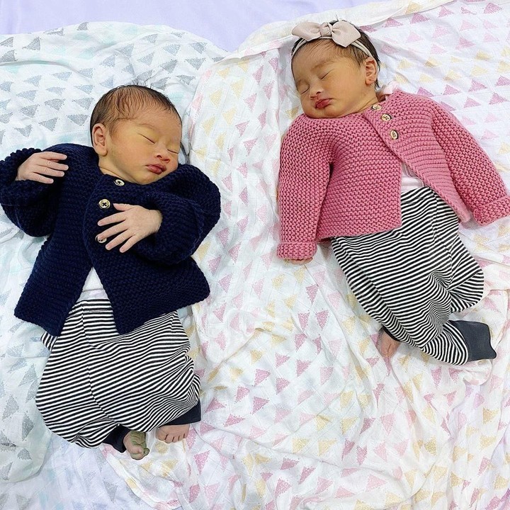 <p>Zayn dan Zunaira semakin terlihat menggemaskan ketika dipakaikan baju seperti ini. Kira-kira mereka mirip siapa ya, Bun? (Foto: Instagram @syahnazs)</p>