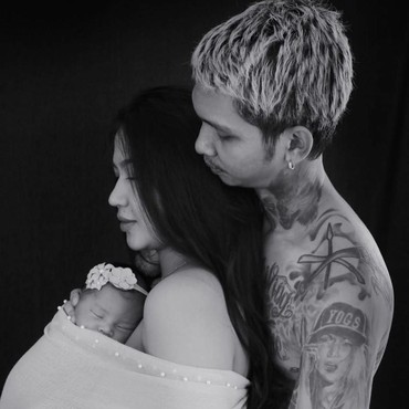 7 Potret Menggemaskan Putri Pertama Young Lex dan Eriska