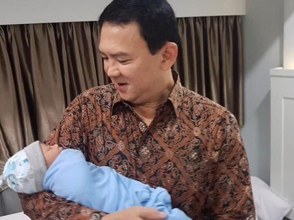 Ini Foto Ahok Gendong Bayi Laki-lakinya, Yosafat Abimanyu Purnama