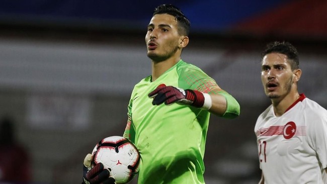 Pemuncak klasemen sementara Liga Inggris, Liverpool, diklaim mengajukan penawaran untuk merekrut kiper timnas Turki Ugurcan Cakir.