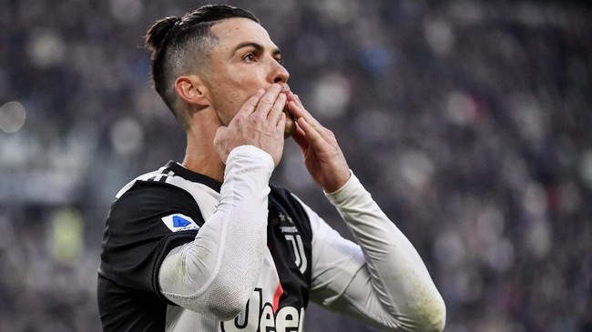 Bintang asal Brasil, Neymar tidak memasukkan nama Cristiano Ronaldo dalam tim pilihan miliknya.