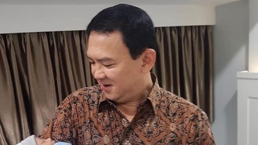 Senyum Semringah Ahok Gendong Sang Putra Pertama dari Puput