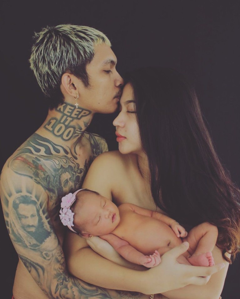 7 Potret Menggemaskan Putri Pertama Young Lex dan Eriska Baru diekspos, begini potret menggemaskan putri Younglex dan sang istri, Eriska.