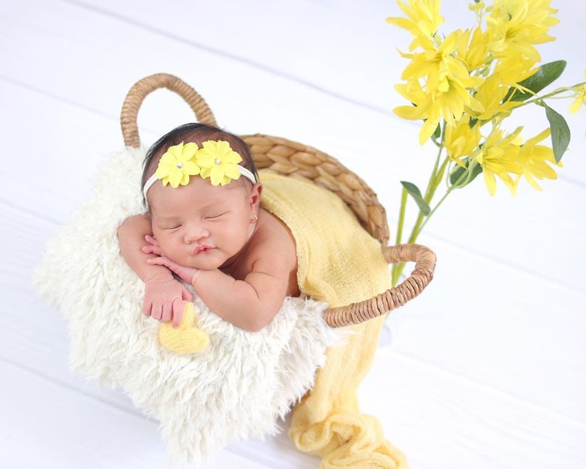 Baru diekspos&comma; begini potret menggemaskan putri Younglex dan sang istri&comma; Eriska&period;