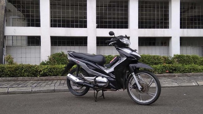 Saat menggunakan gas motor hybrid ini bisa menempuh jarak 15-20 km, sementara menggunakan baterai lithium bisa 25 km.