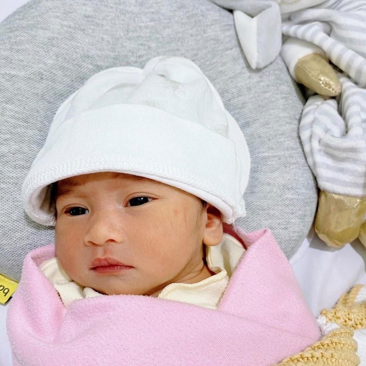 <p>Anak perempuan Syahnaz dan Jeje diberi nama Zunaira Alessia Safaraz Ismail. Zunaira kecil juga tak kalah lucu dengan kain bedong berwarna merah muda. (Foto: Instagram @syahnazs)</p>