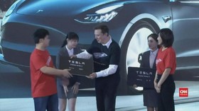 VIDEO: Elon Musk Serahkan Model 3 ke Pembeli di China