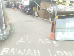 Akses ke Penggilingan Cakung Terputus karena Jalanan Ambles