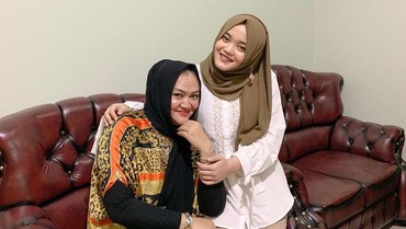 img-title Putri Delina Anak Almarhum Lina Unggah Kalimat Keresahan, Ada Apa?