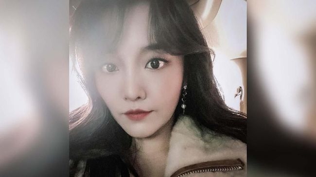 Lagu berjudul Winter Flower yang merupakan kolaborasi antara Younha dan RM BTS langsung melejit di tangga lagu iTunes di AS dan beberapa negara lain,