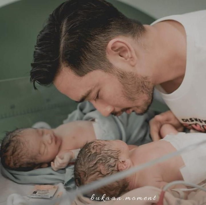 <p>Beberapa saat setelah lahir, bayinya langsung diobservasi. Kemudian, Jeje mengumandangkan azan di telinga bayi kembarnya itu. (Foto: Instagram @ritchieismail)</p>