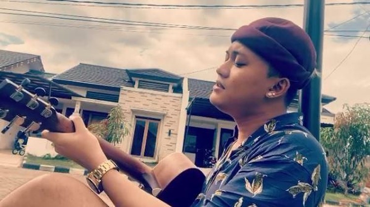 Rizky Febian masih berduka atas meninggalnya sang ibu. Anak sulung Sule ini mengungkapkan penyesalannya setelah kepergian sang ibu, Lina lewat sebuah lagu.